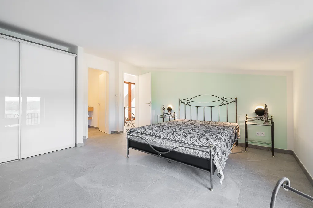 Moderne landhus med pool og bjergudsigt-12