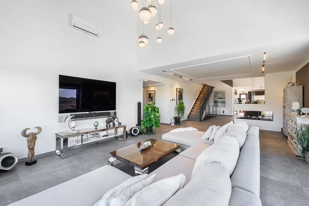Moderne landhus med pool og bjergudsigt-5