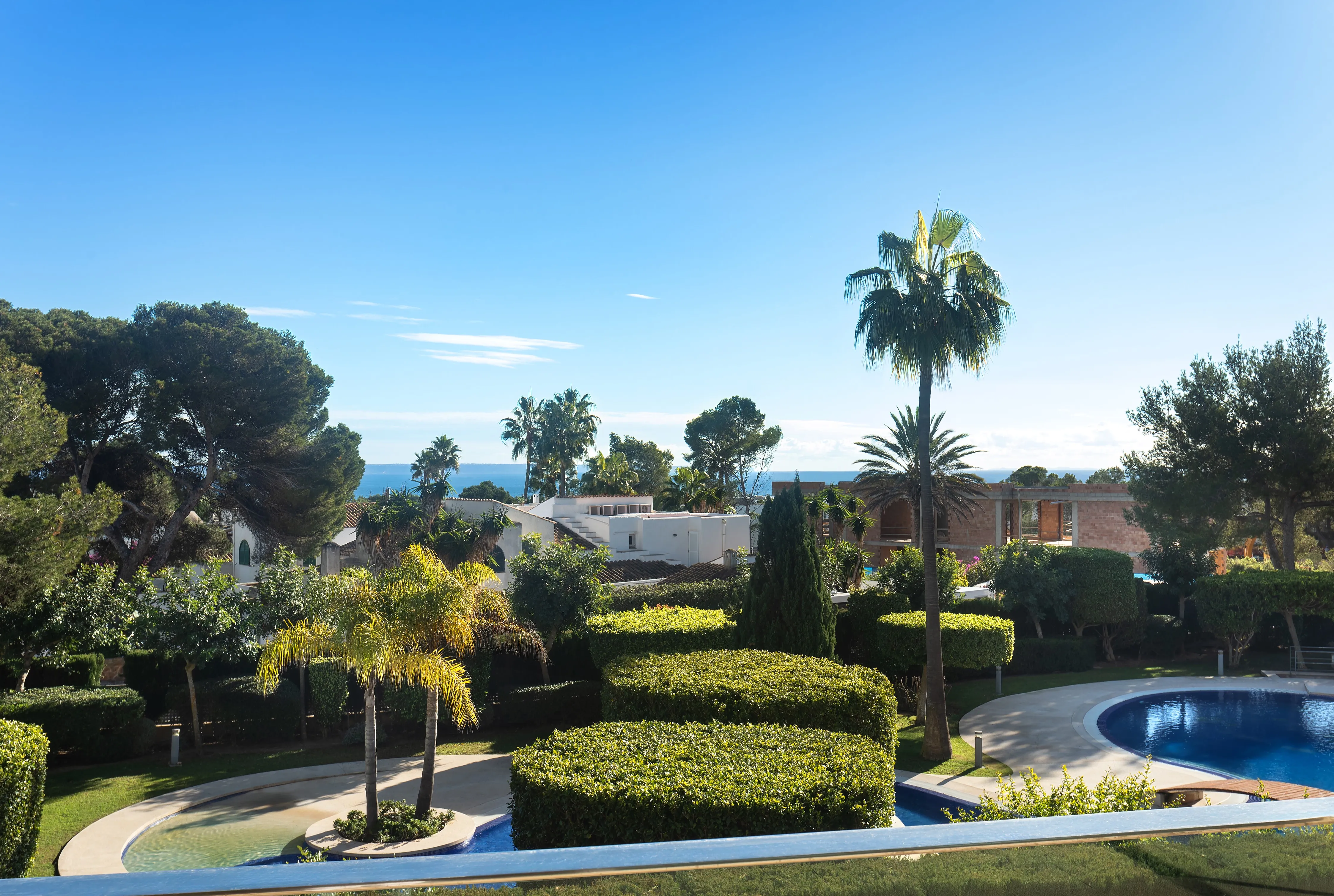 Rummelig lejlighed med delvis havudsigt i eftertragtet boligområde-1