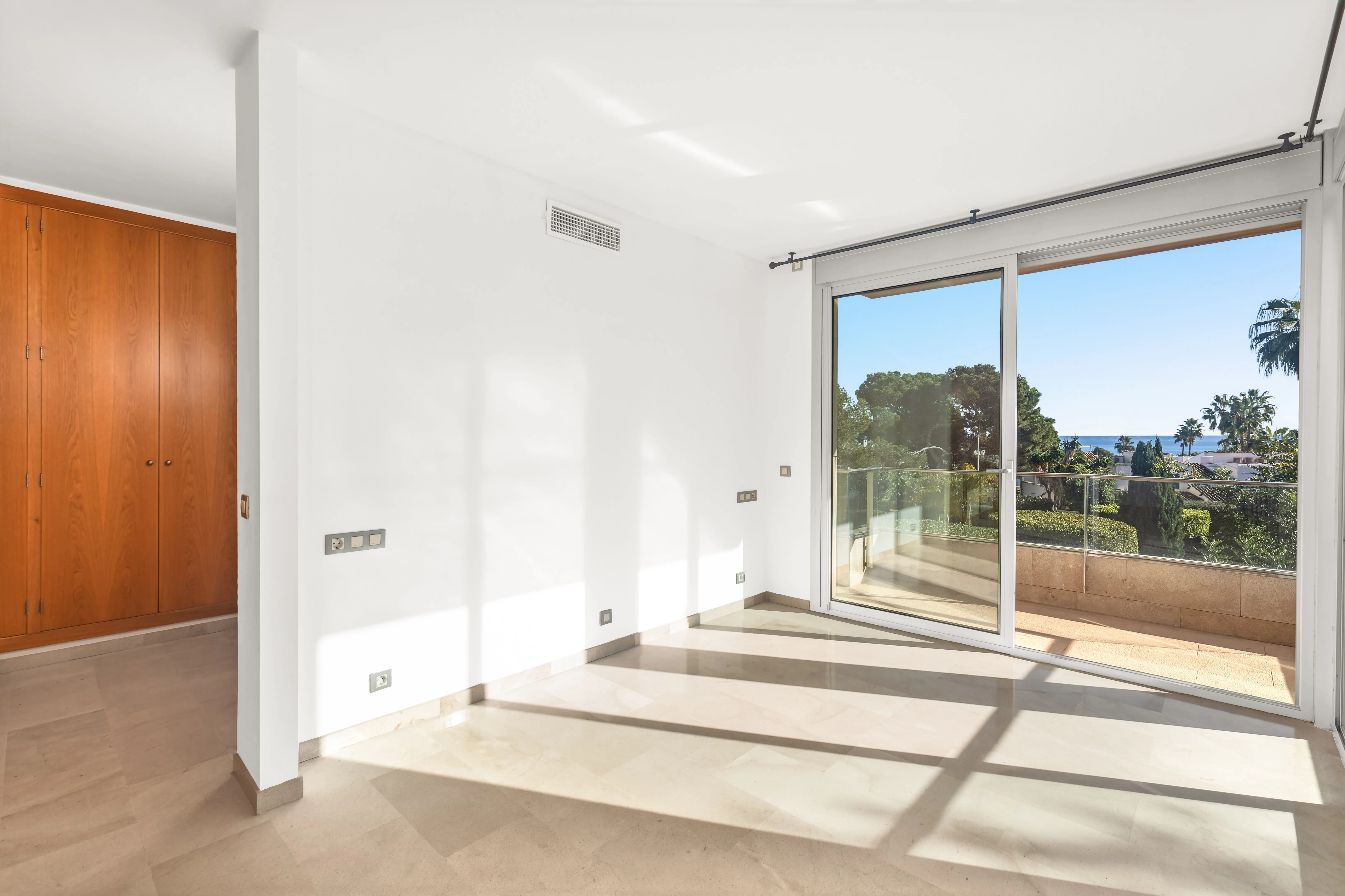 Przestronne mieszkanie z częściowym widokiem na morze w poszukiwanej społeczności-9