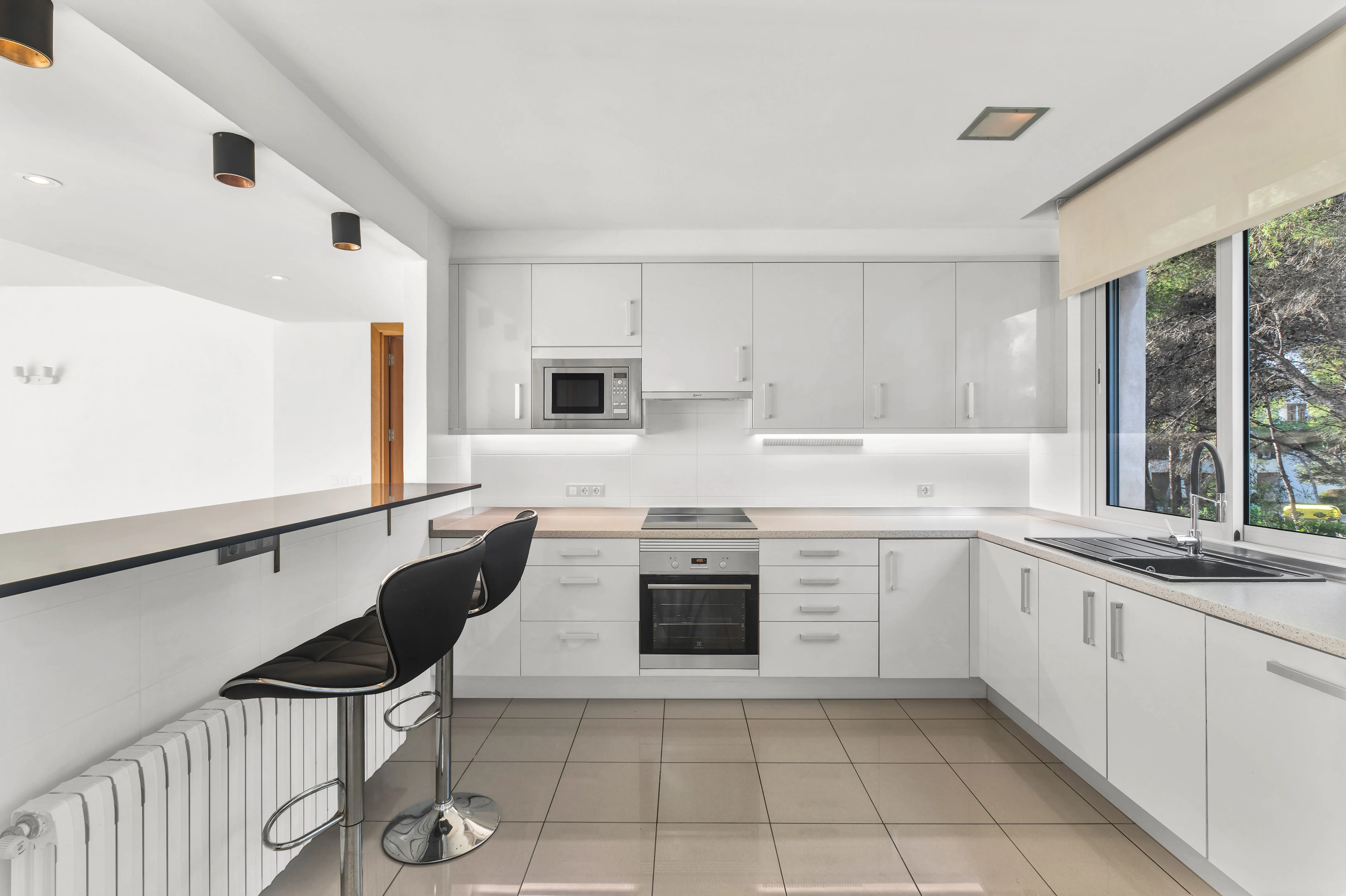 Przestronne mieszkanie z częściowym widokiem na morze w poszukiwanej społeczności-5