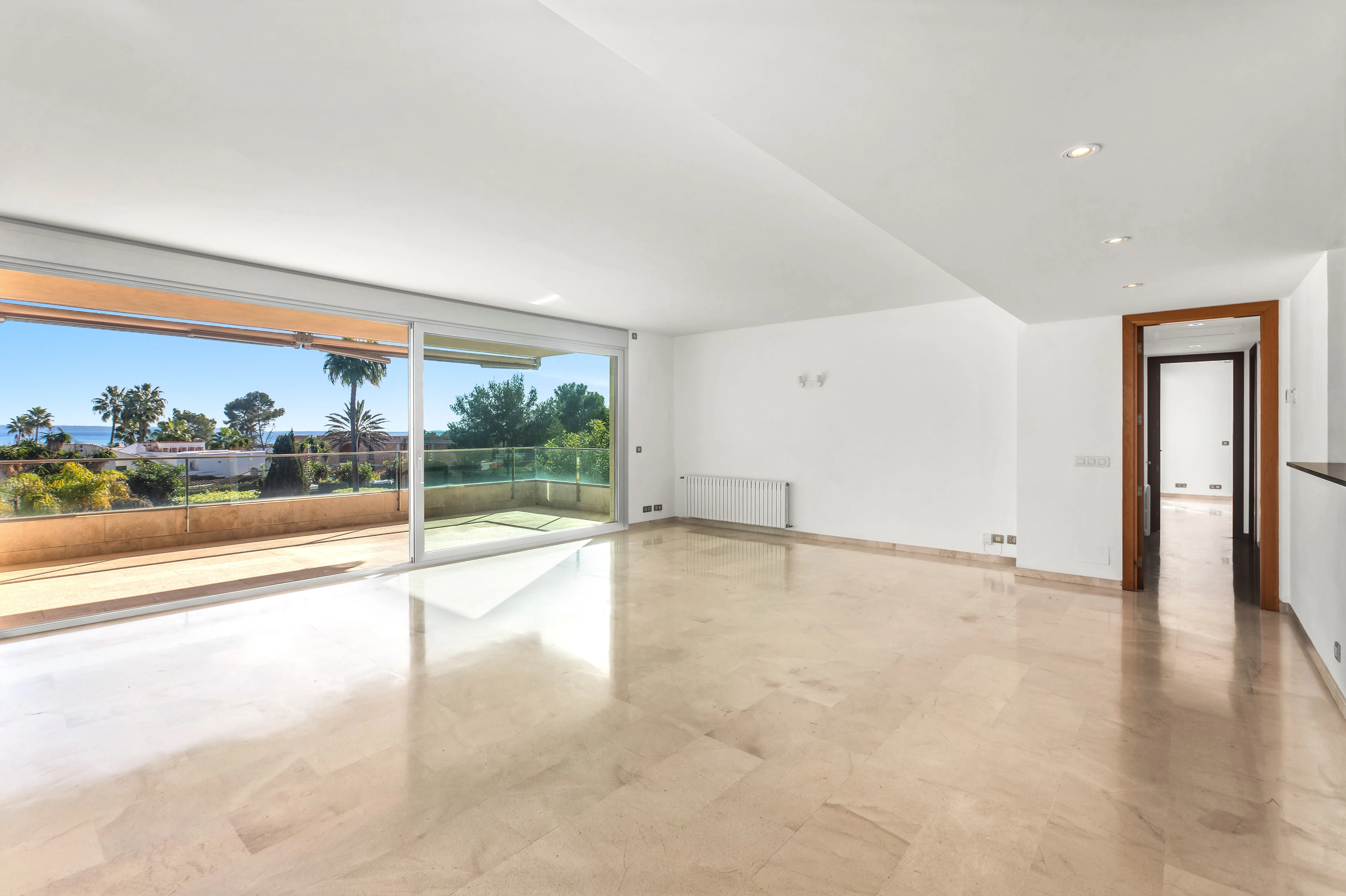 Przestronne mieszkanie z częściowym widokiem na morze w poszukiwanej społeczności-3