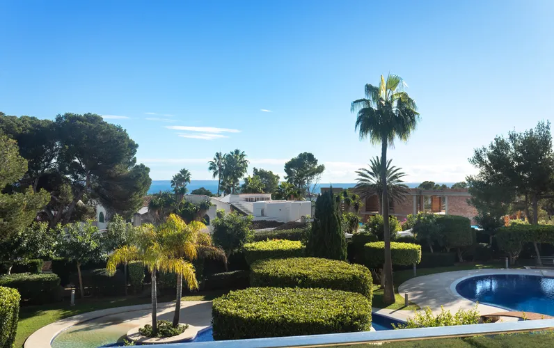 Spacious apartment with partial sea view in sought after community