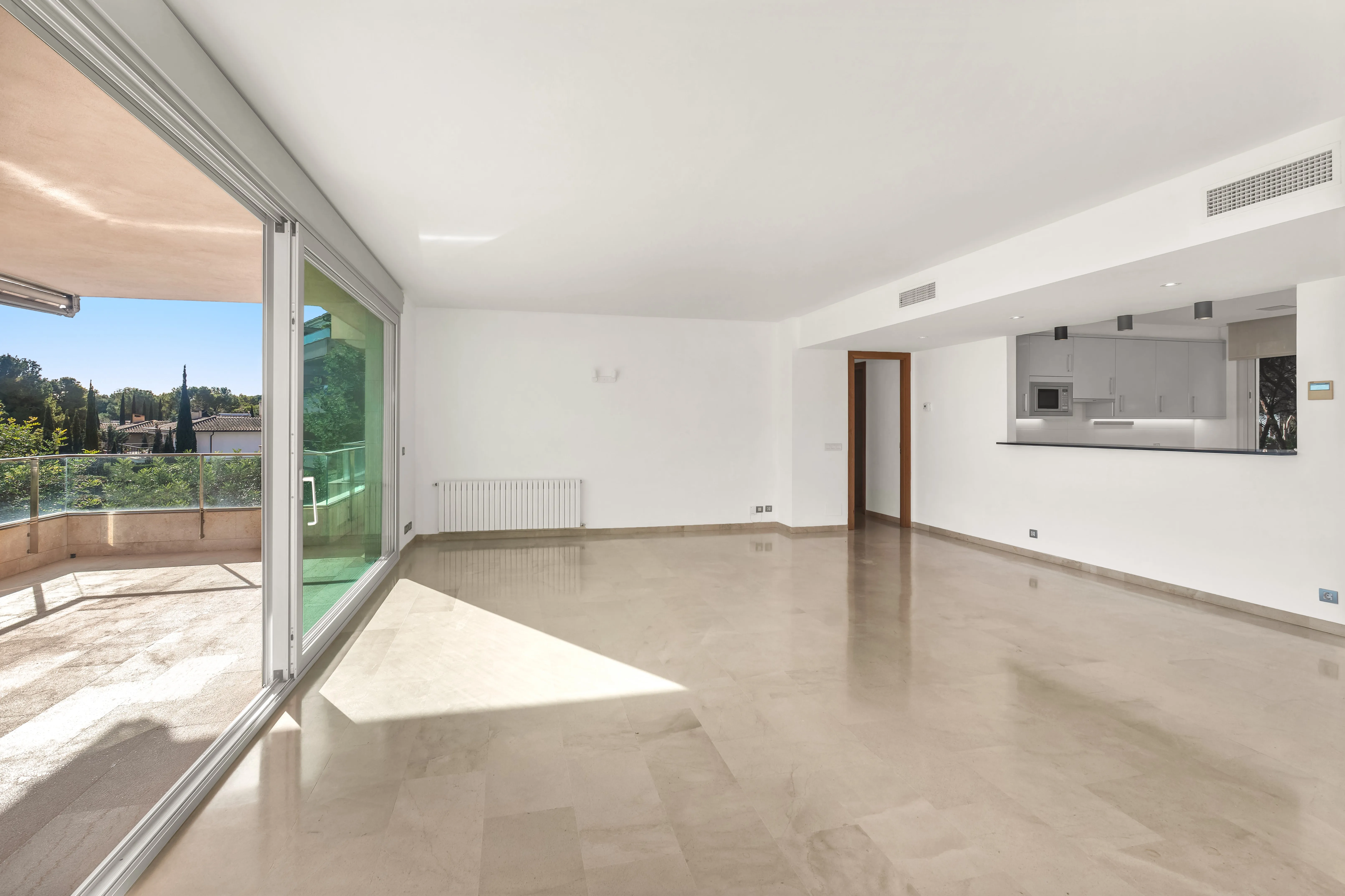 Rummelig lejlighed med delvis havudsigt i eftertragtet boligområde-4