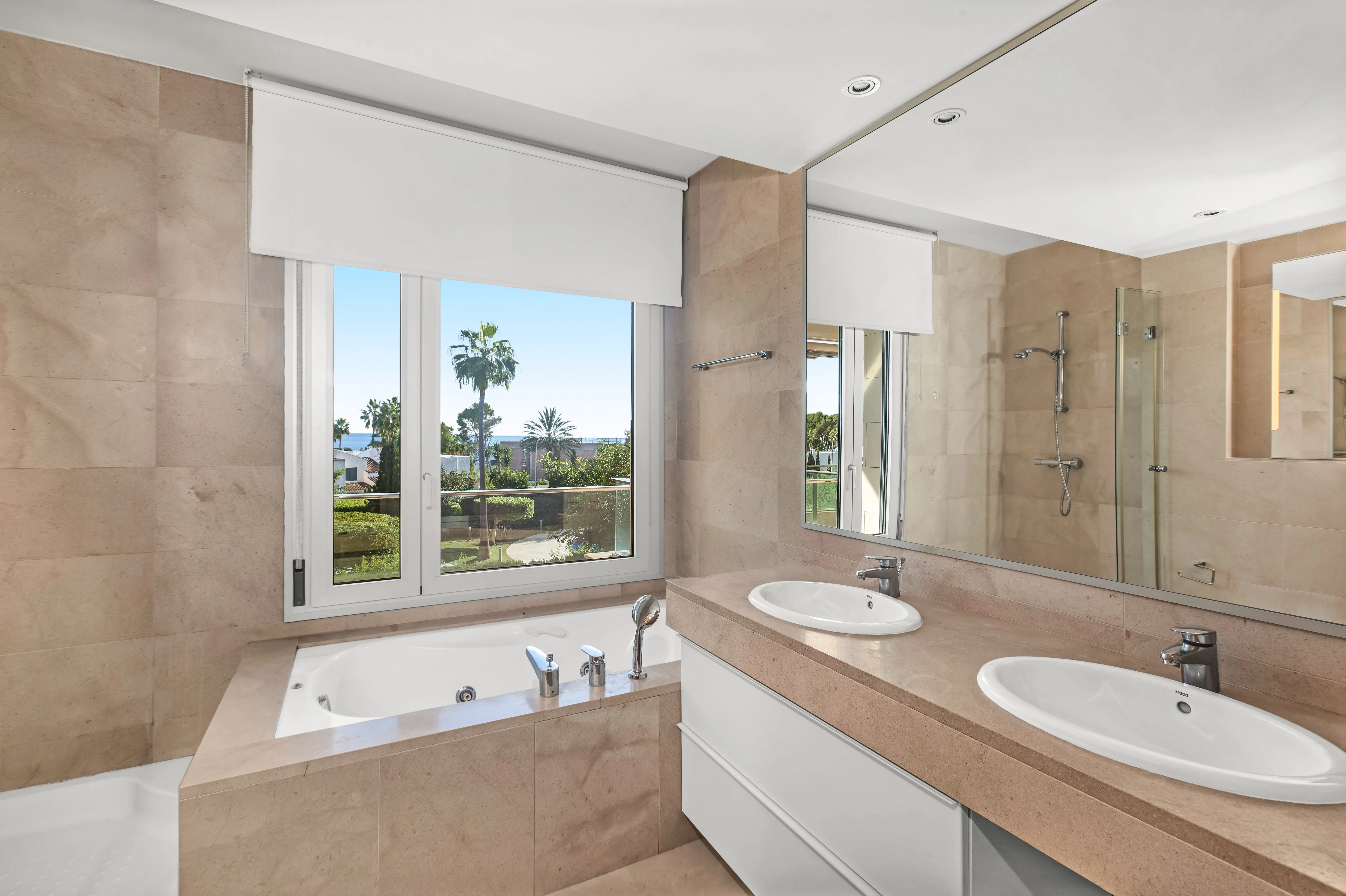 Przestronne mieszkanie z częściowym widokiem na morze w poszukiwanej społeczności-8