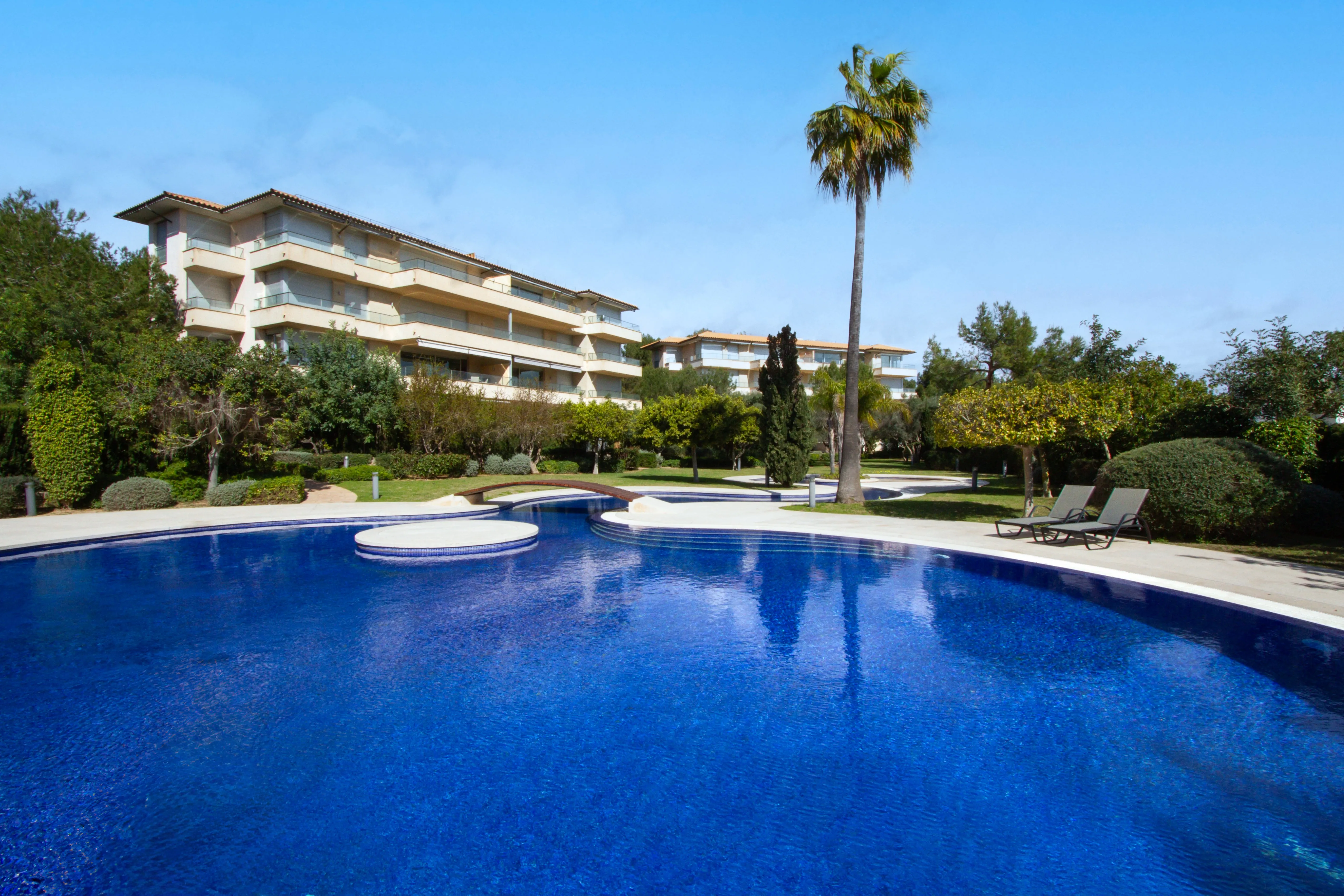 Przestronne mieszkanie z częściowym widokiem na morze w poszukiwanej społeczności-13