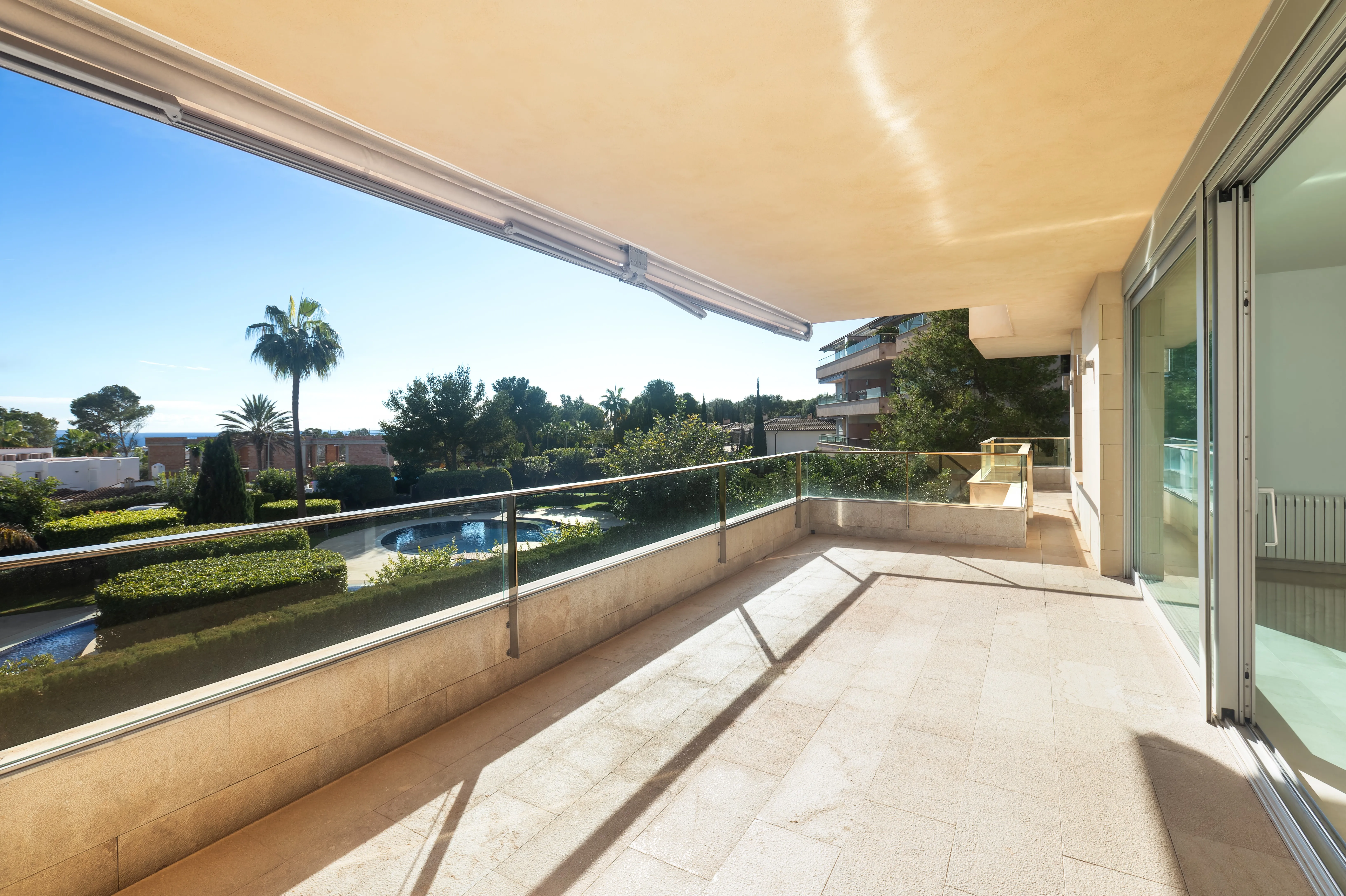 Rummelig lejlighed med delvis havudsigt i eftertragtet boligområde-12