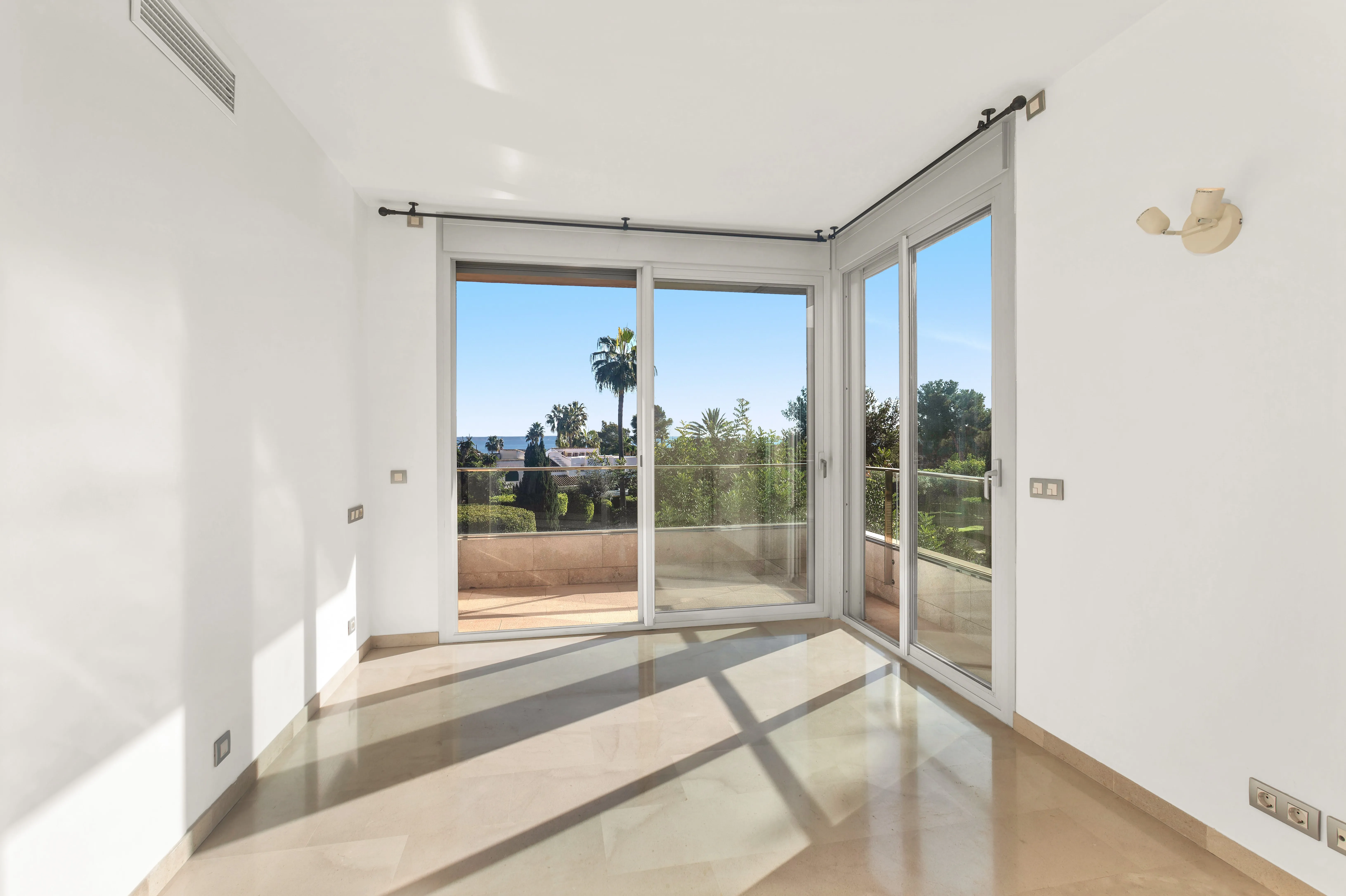 Rummelig lejlighed med delvis havudsigt i eftertragtet boligområde-7