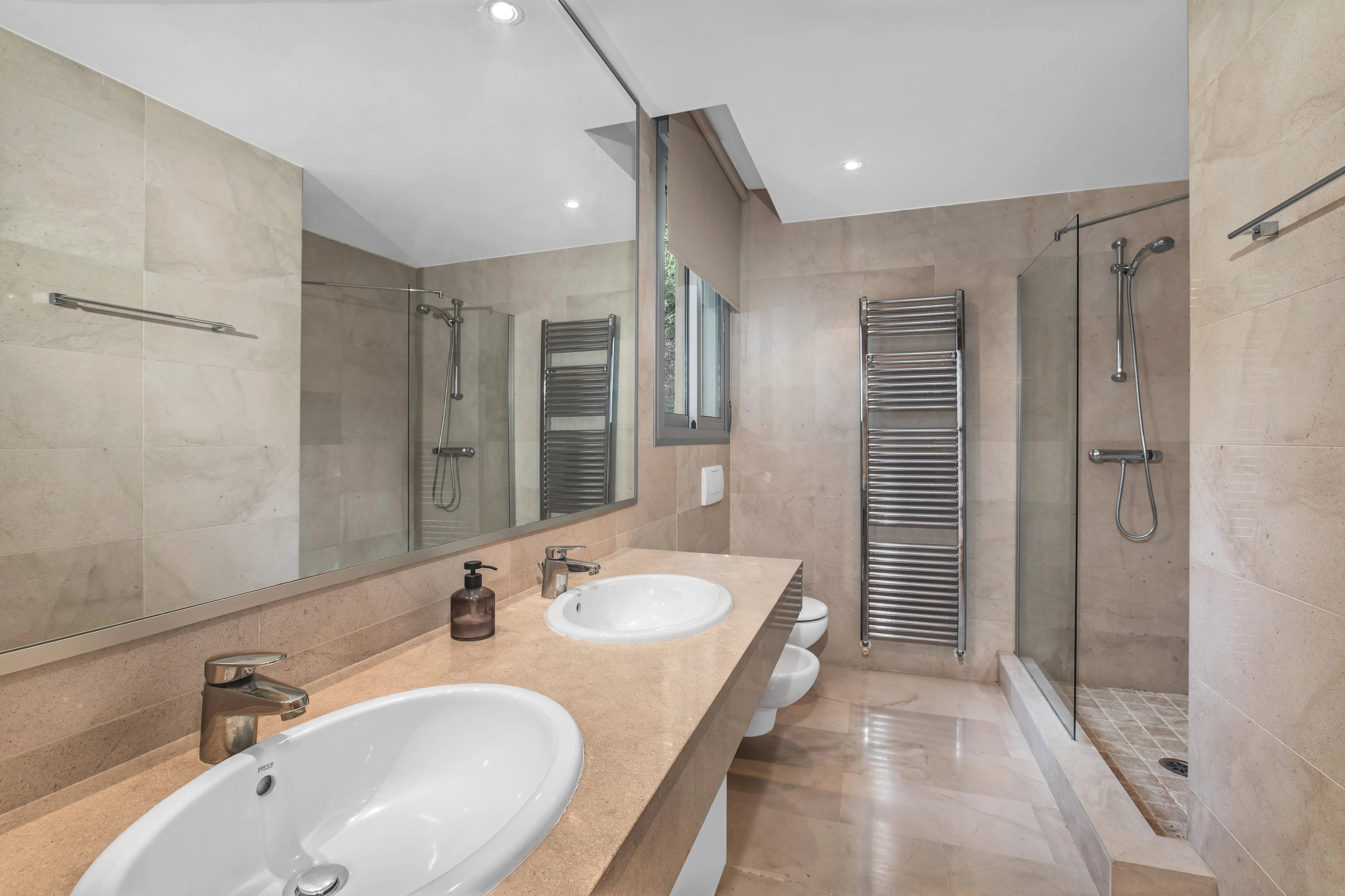 Przestronne mieszkanie z częściowym widokiem na morze w poszukiwanej społeczności-10