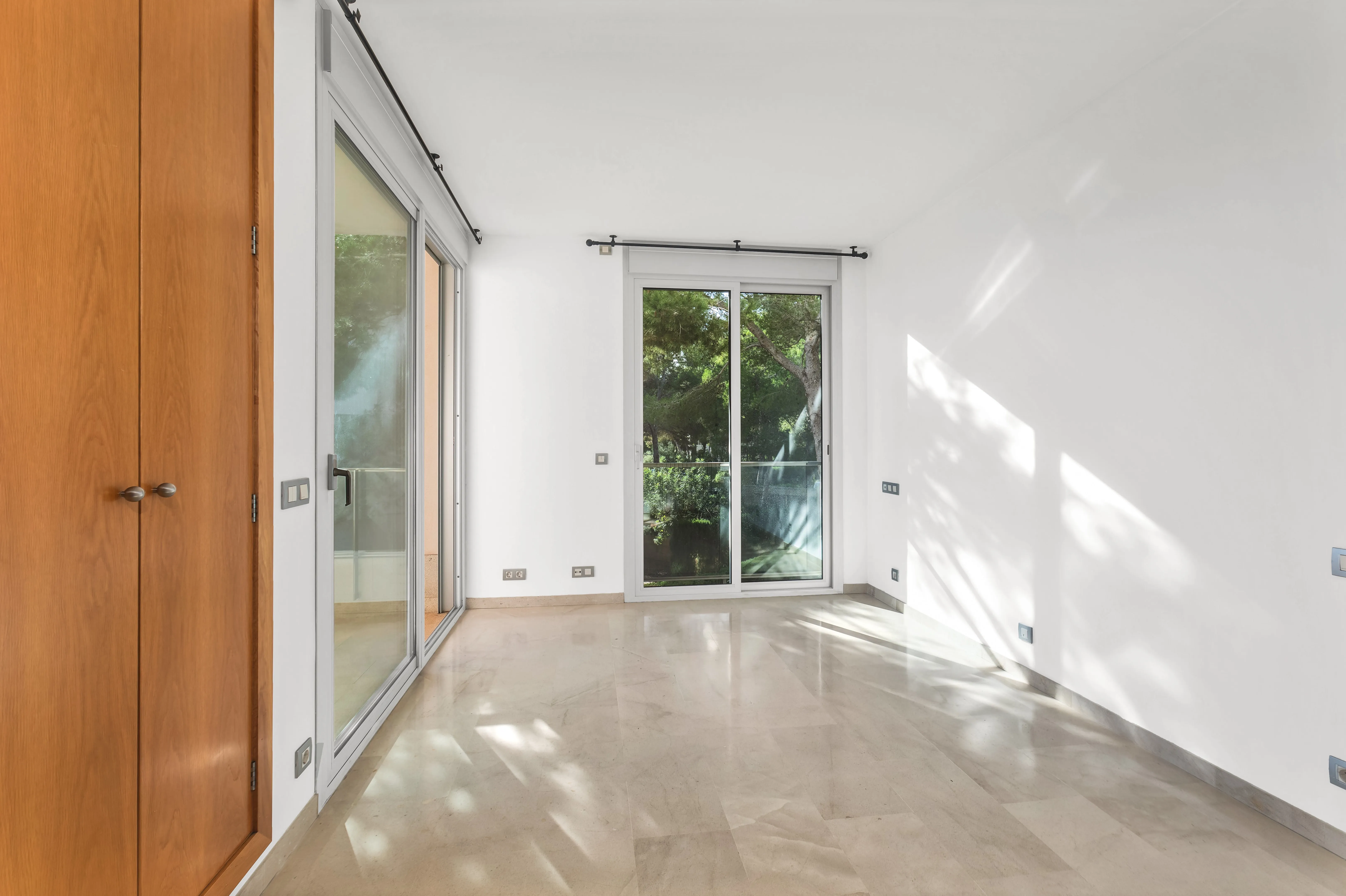 Przestronne mieszkanie z częściowym widokiem na morze w poszukiwanej społeczności-11