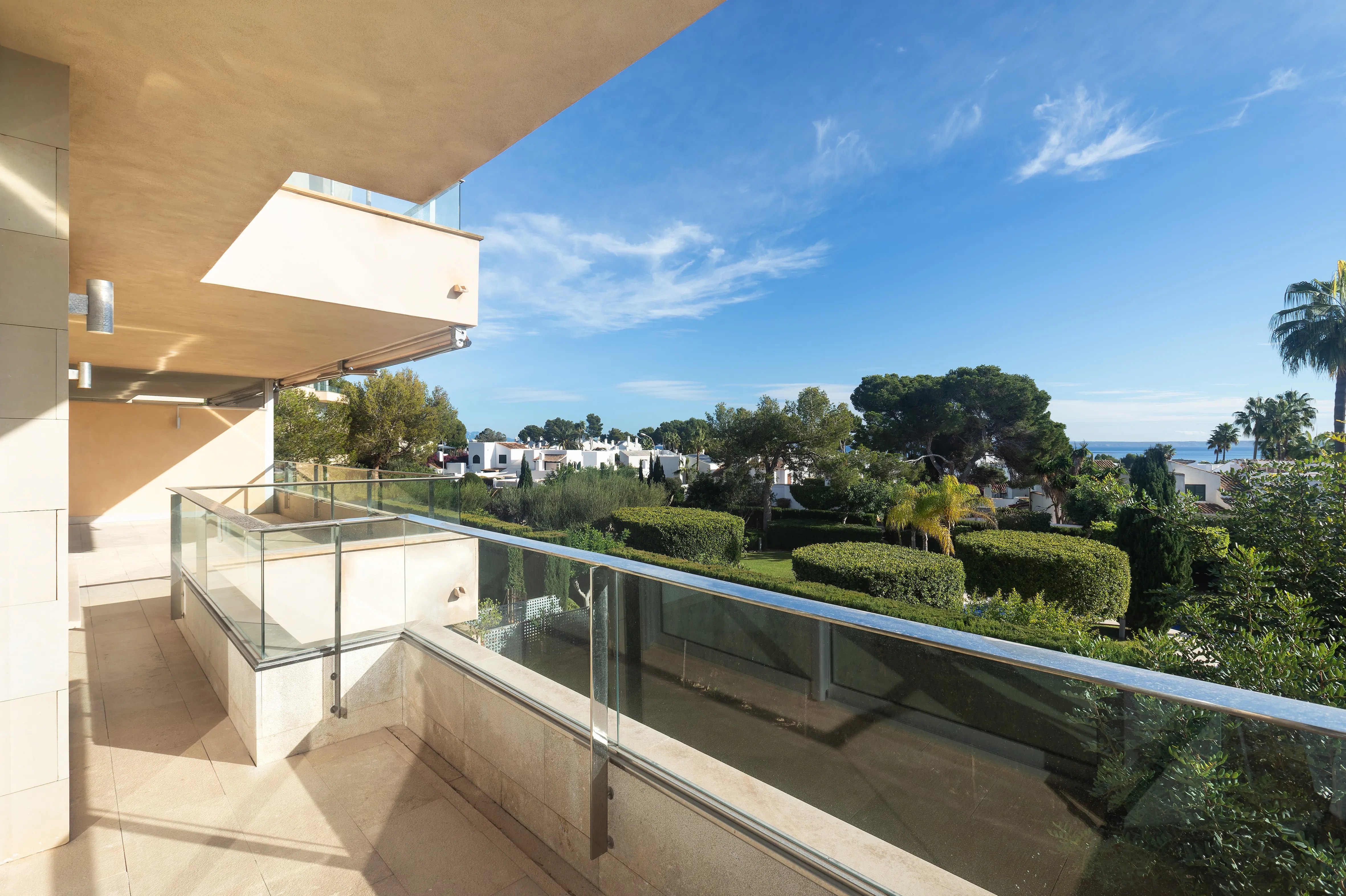 Przestronne mieszkanie z częściowym widokiem na morze w poszukiwanej społeczności-2