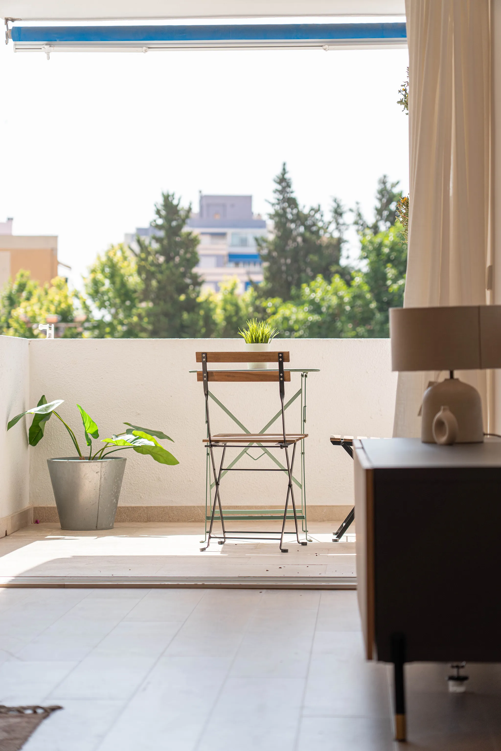 Renovated apartment with tennis views-2