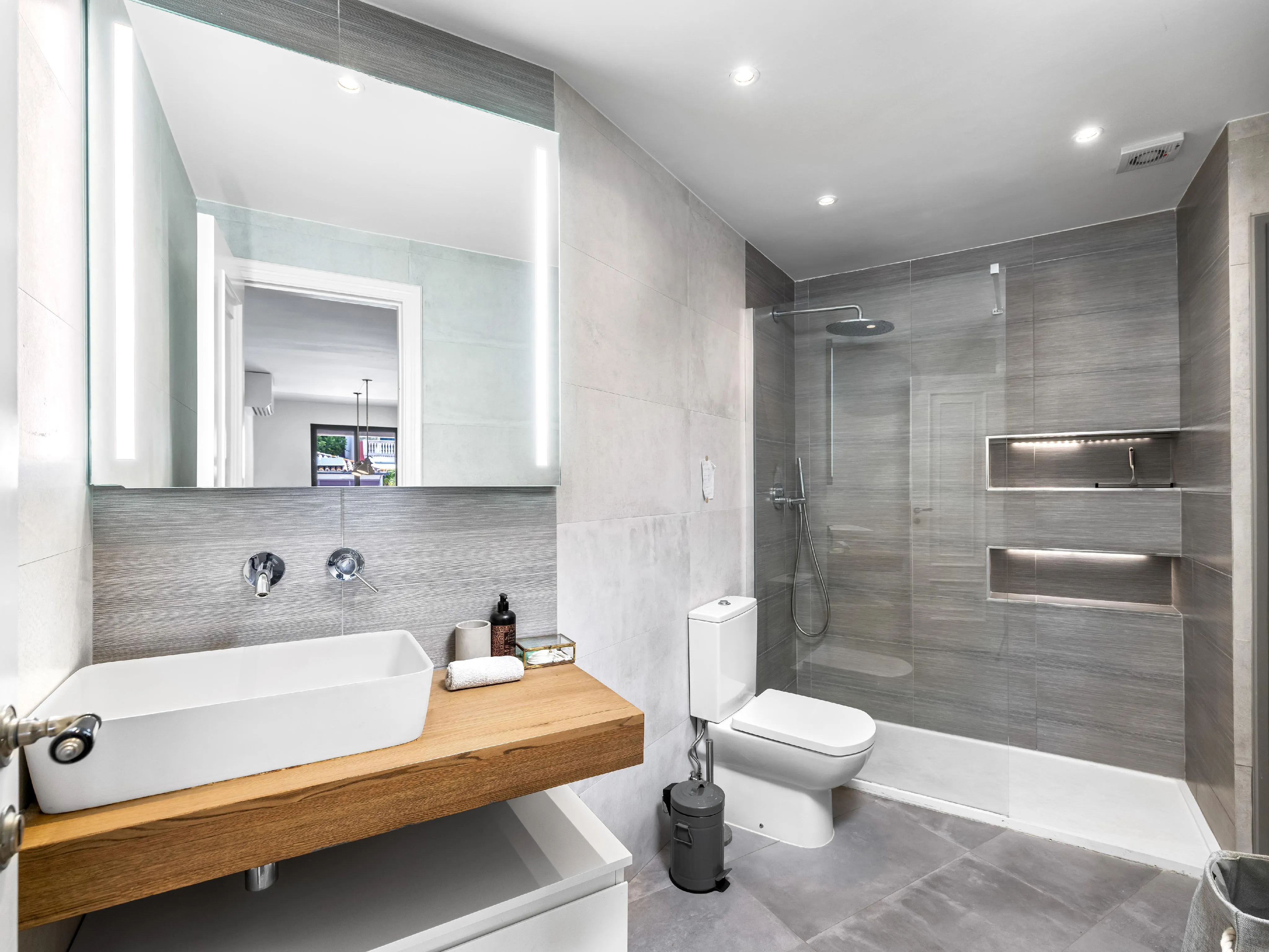 Gerenoveerd appartement met groot terras in el Terreno-8