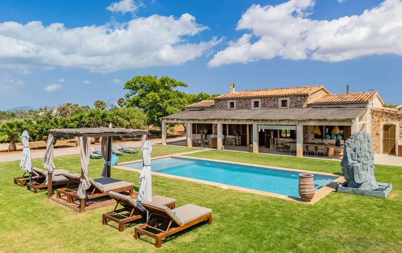 Śródziemnomorski dom wiejski z basenem w pobliżu Es Trenc
