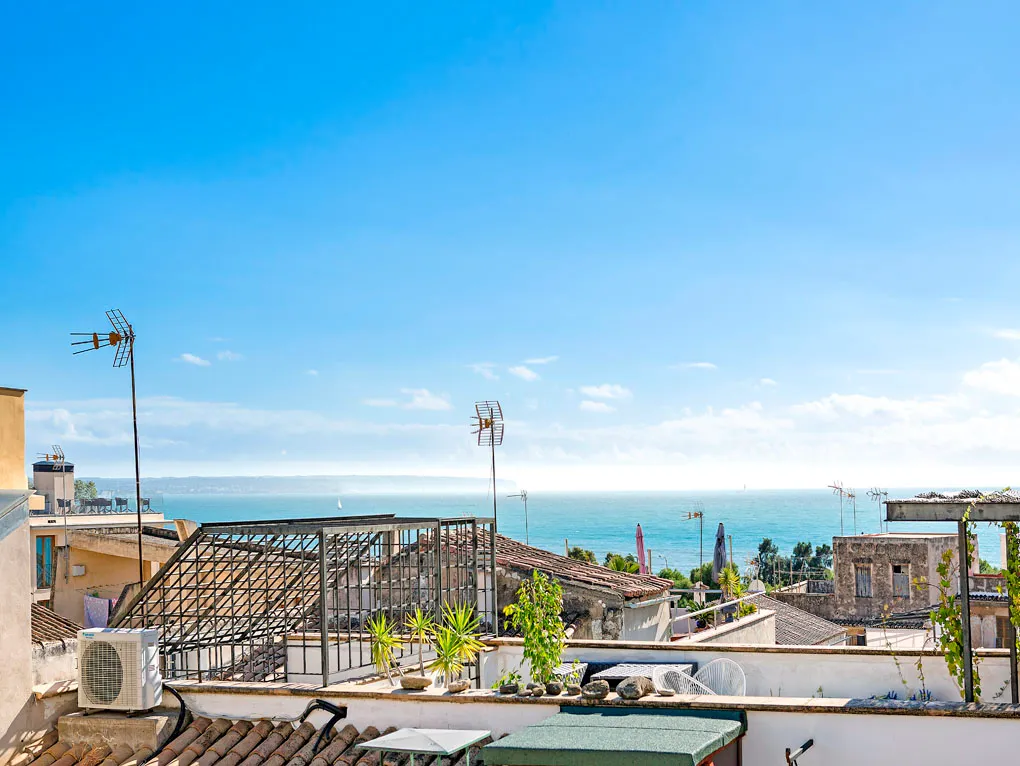 Elegant old town flat with balconies and sunny communal terrace in Calatrava-12