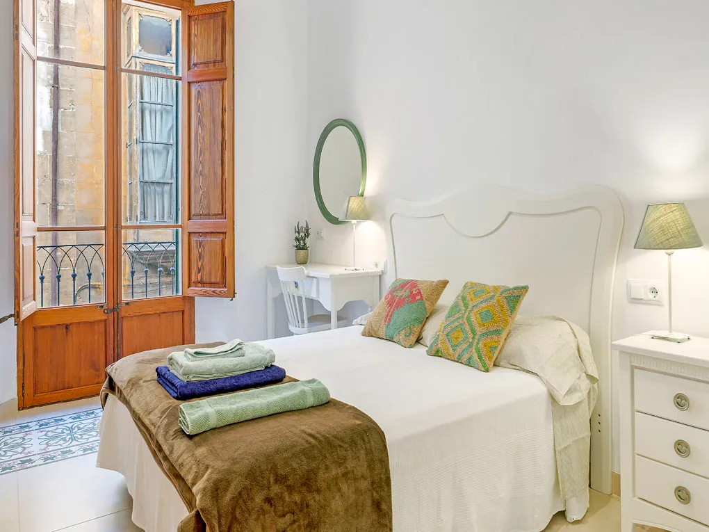 Elegante piso antiguo con balcones y terraza comunitaria soleada en Calatrava-1