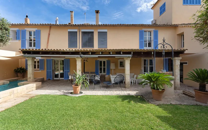 Encantadora casa adossada amb jardí mediterrani