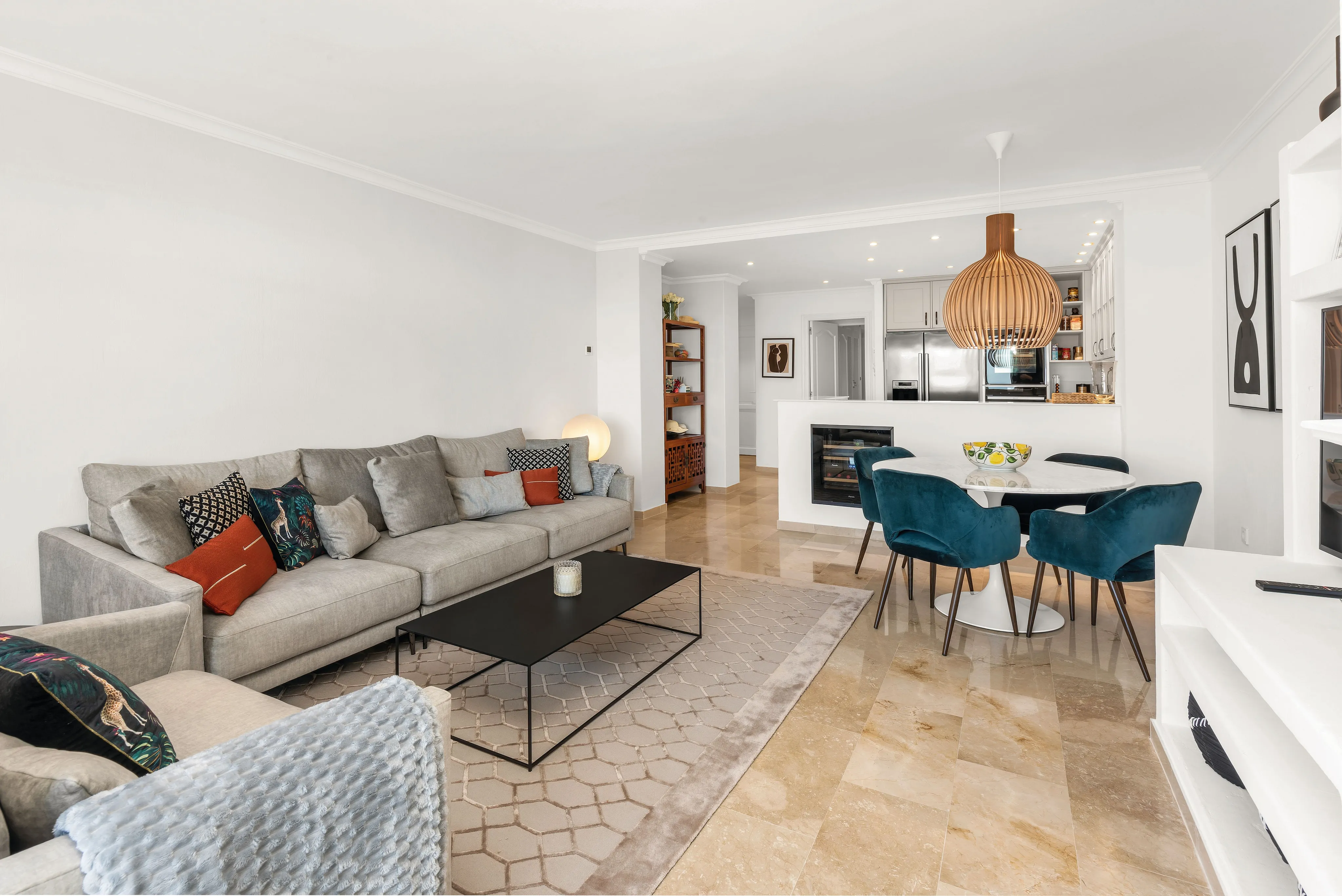 Appartement avec vue sur la mer, rénové de haute qualité et très bien situé-6