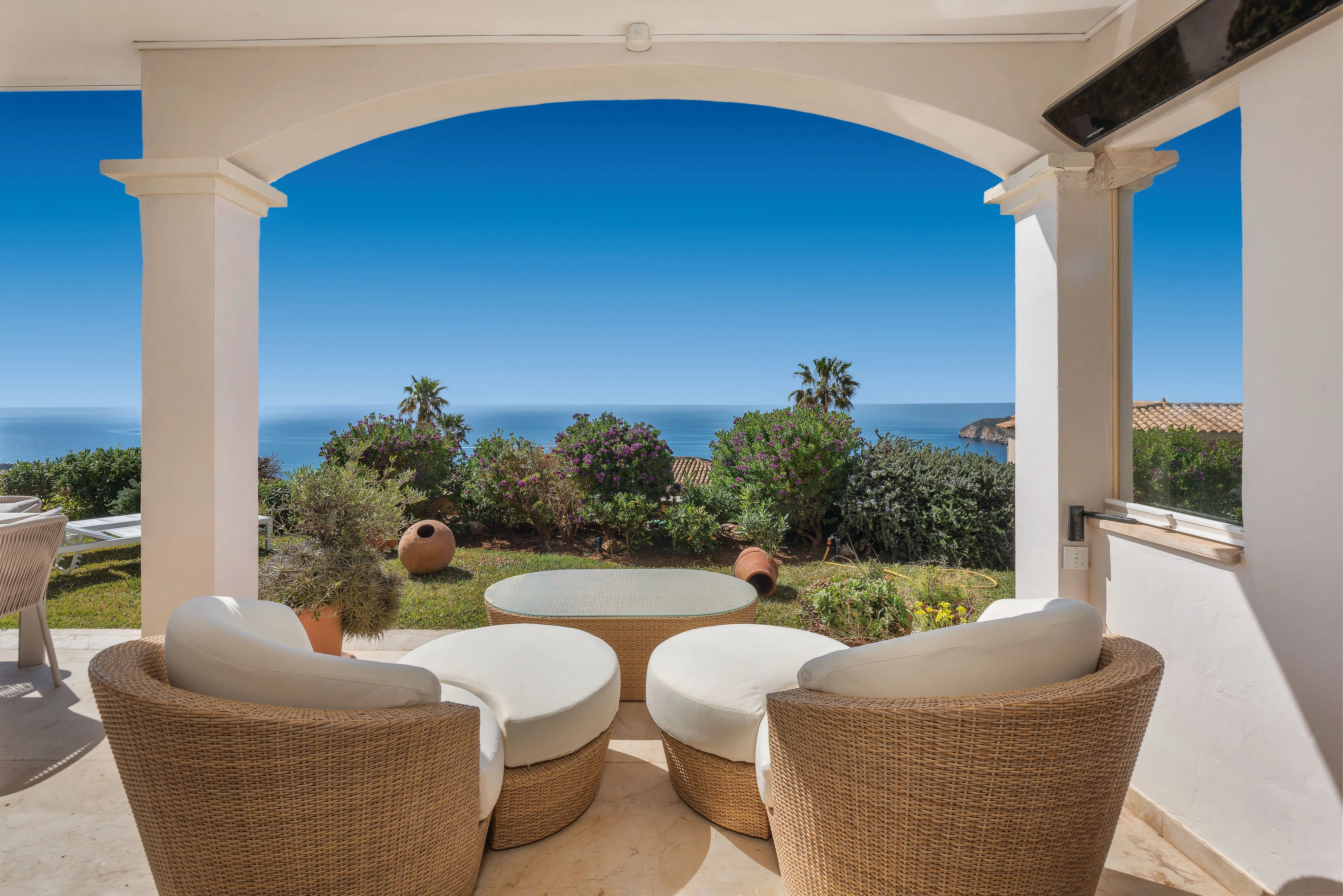 Apartamento con vistas al mar reformado en una ubicación privilegiada-1