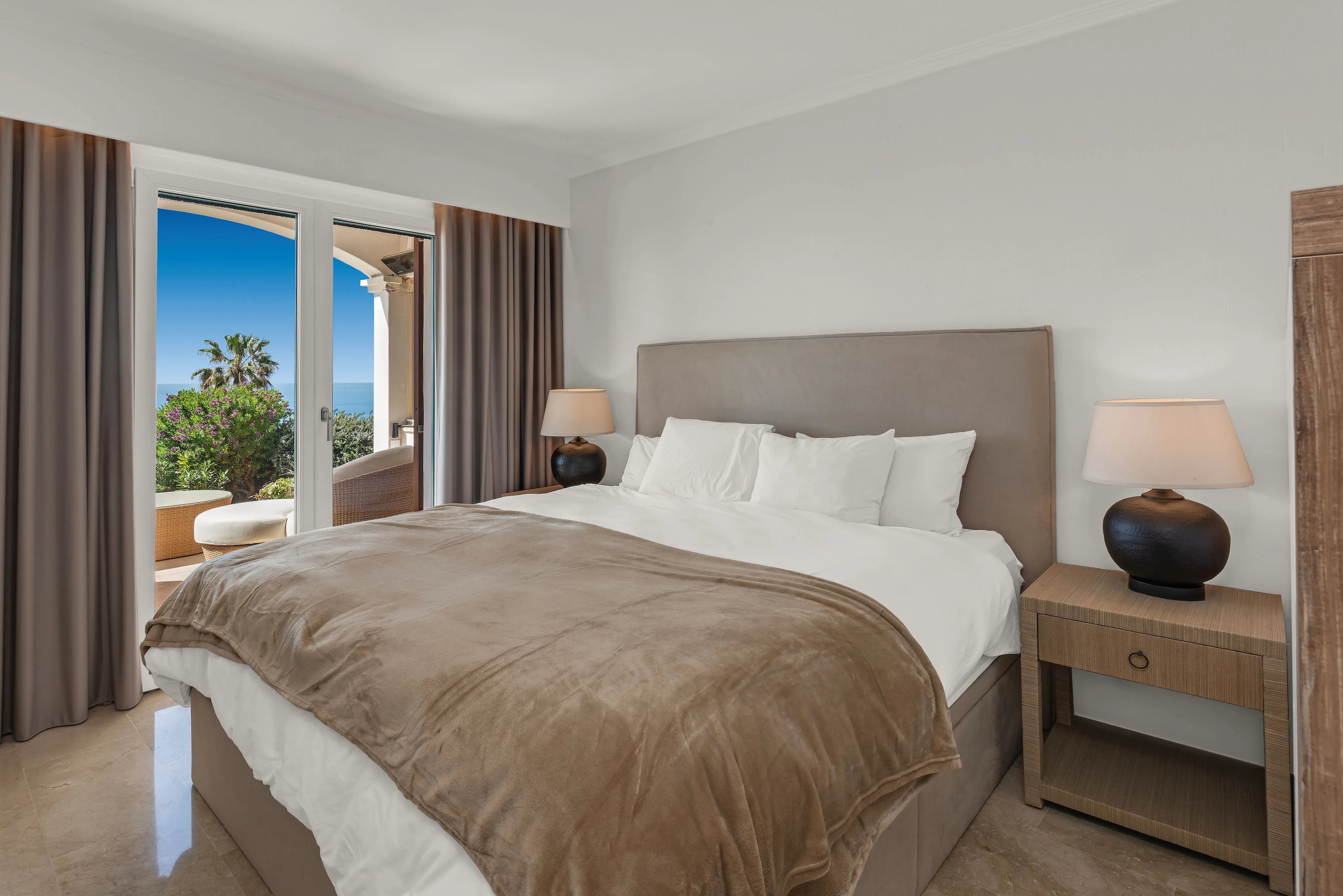 Appartement avec vue sur la mer, rénové de haute qualité et très bien situé-11