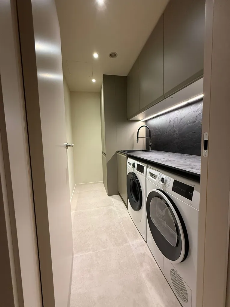 Elegant newly renovated apartment with high-end finishes & spacious layout-7