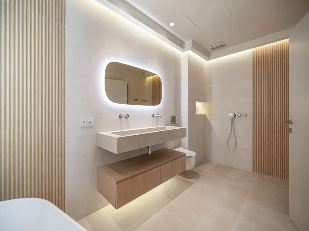 Appartamento elegantemente ristrutturato con arredi di alta qualità e pianta spaziosa-10