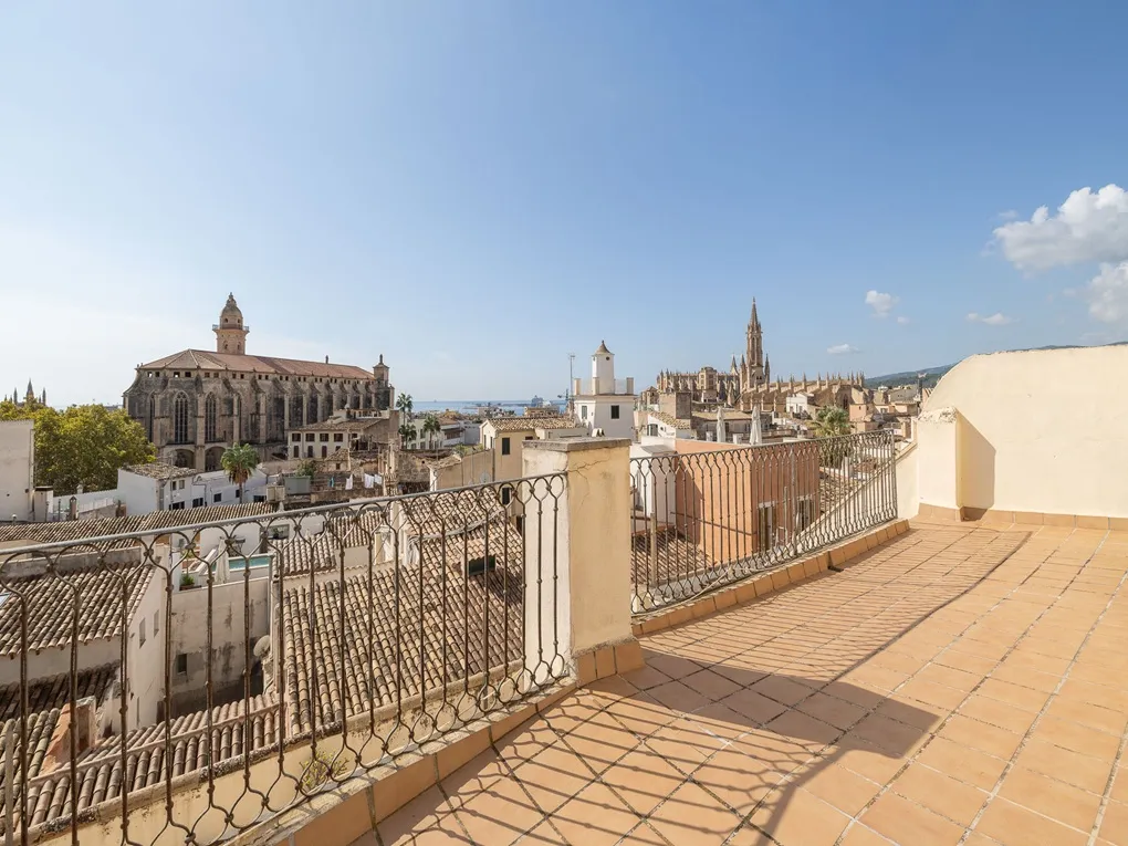 Elegant newly renovated apartment with high-end finishes & spacious layout-9