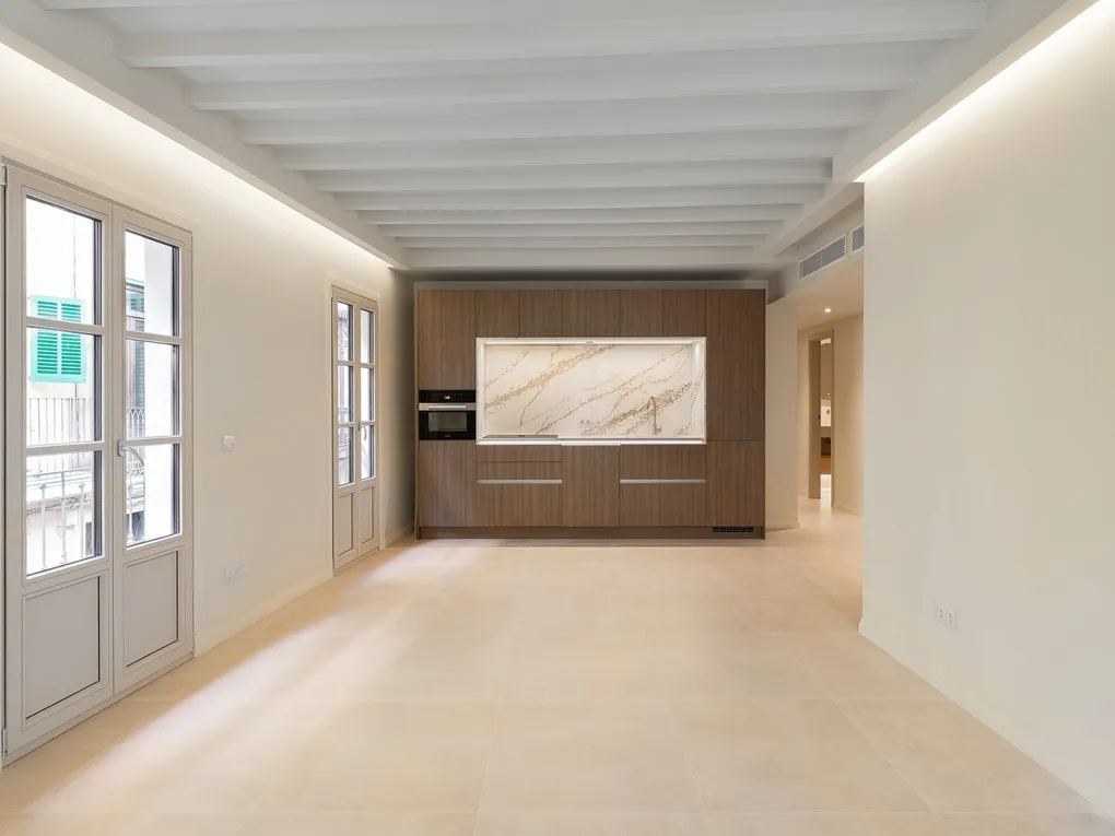 Elegant gerenoveerde flat met hoogwaardige inrichting en ruime plattegrond-1