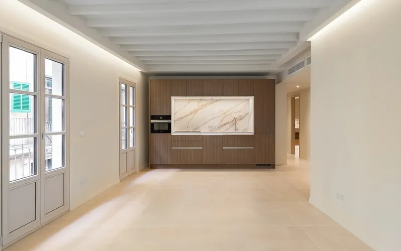 Elegant newly renovated apartment with high-end finishes & spacious layout