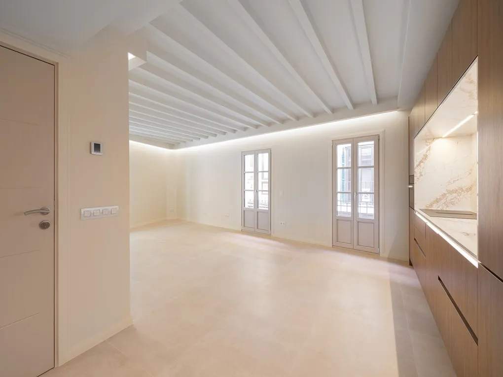 Elegant newly renovated apartment with high-end finishes & spacious layout-2