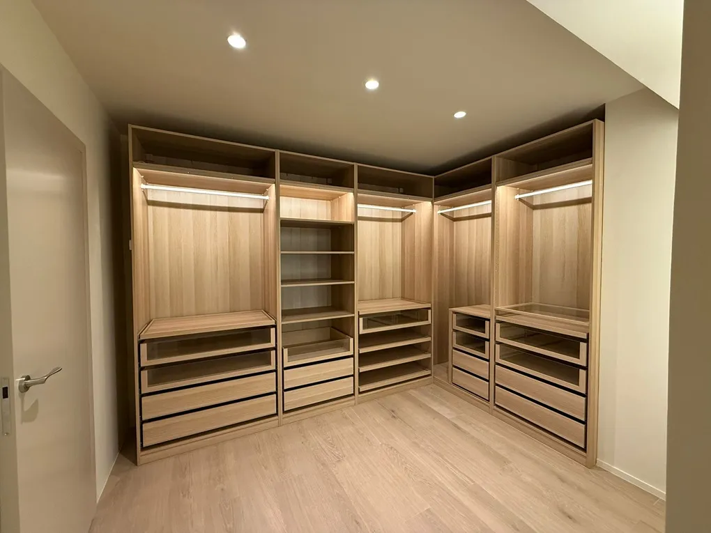 Elegant gerenoveerde flat met hoogwaardige inrichting en ruime plattegrond-6