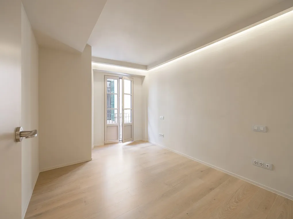 Elegant gerenoveerde flat met hoogwaardige inrichting en ruime plattegrond-4