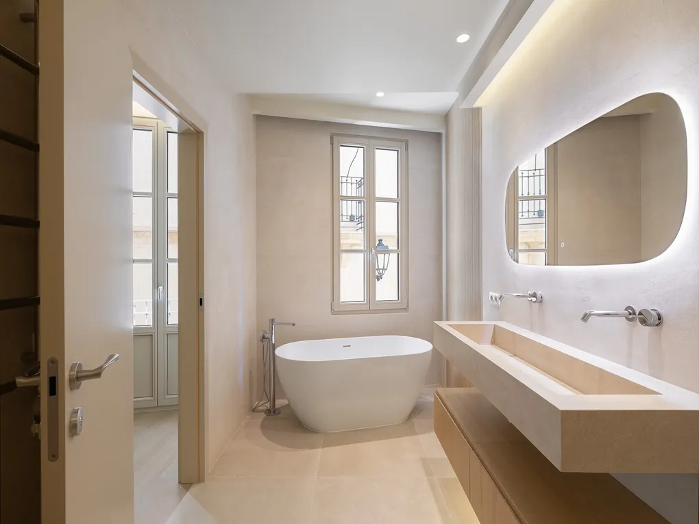 Elegant newly renovated apartment with high-end finishes & spacious layout-5