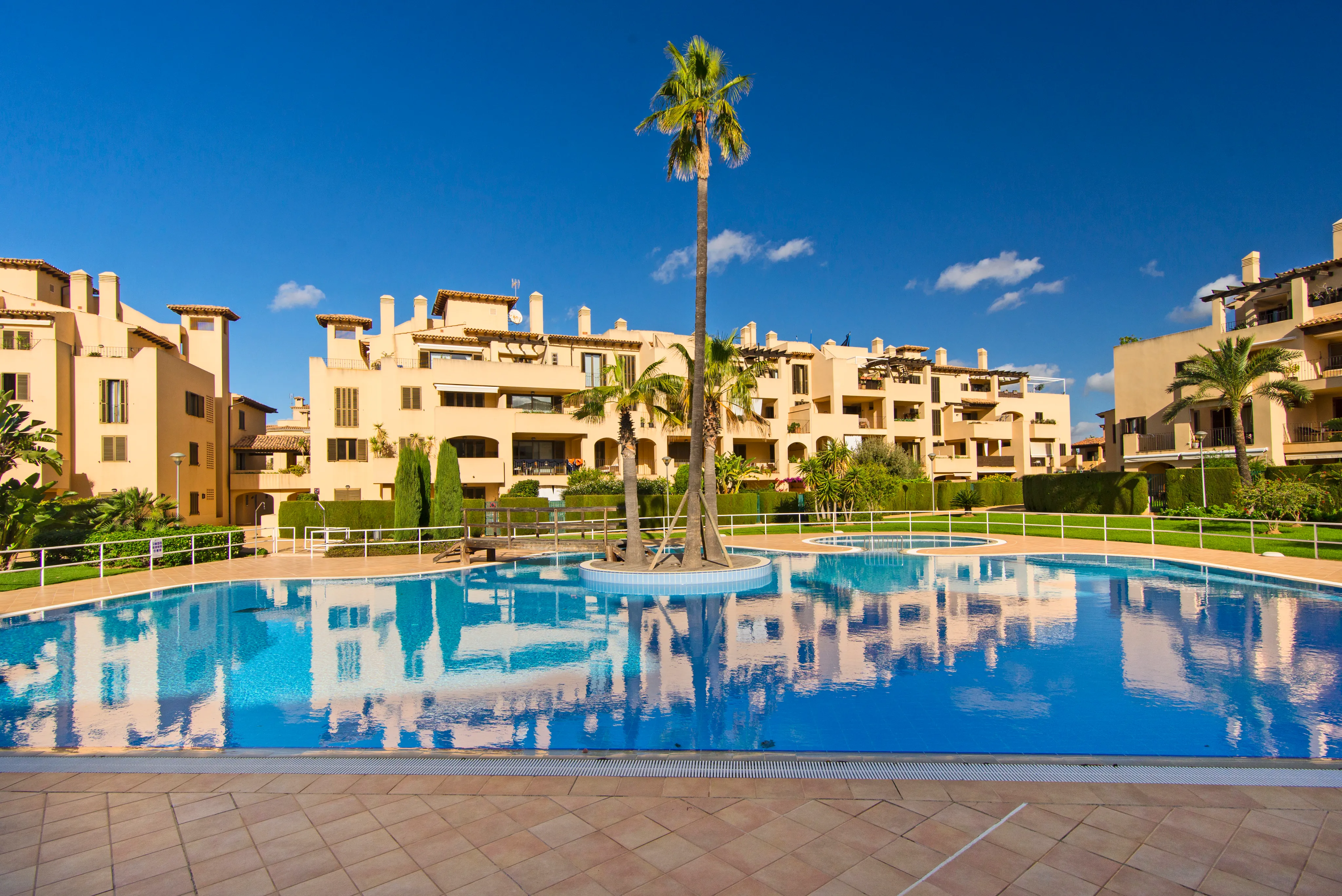 Middelhavslejlighed i stueetagen i eftertragtet boligkompleks-1