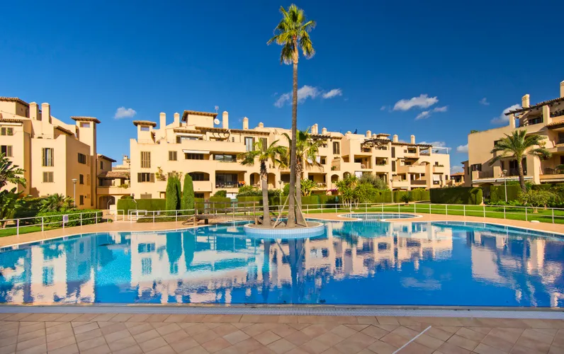 Middelhavslejlighed i stueetagen i eftertragtet boligkompleks