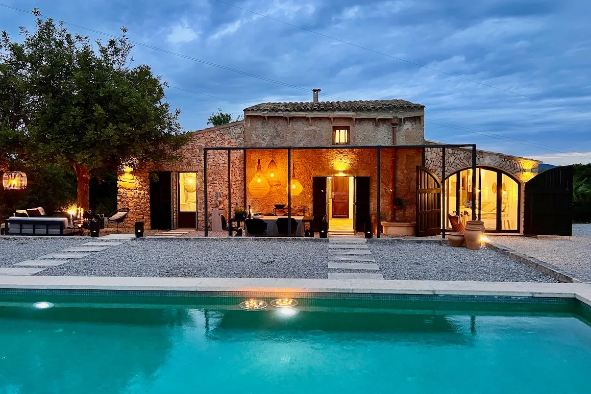 Idyllic situated finca with rental license, pool, and expansion reserve-14