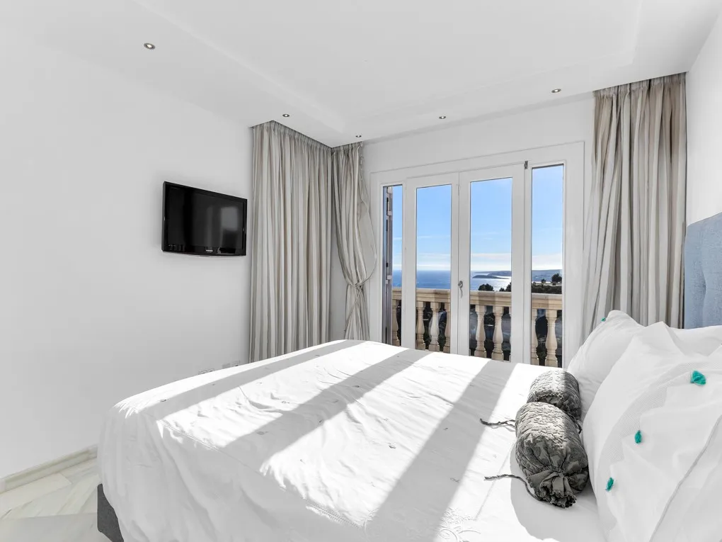 Ruime villa met prachtig uitzicht op zee-9