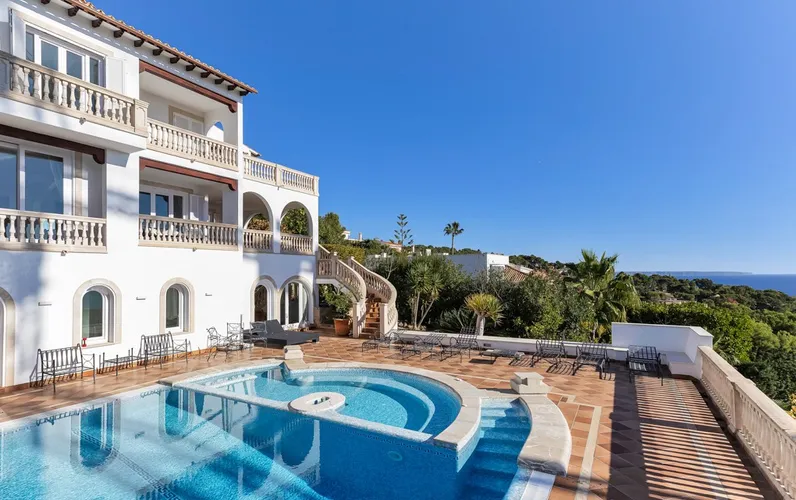 Villa spaziosa con splendida vista sul mare