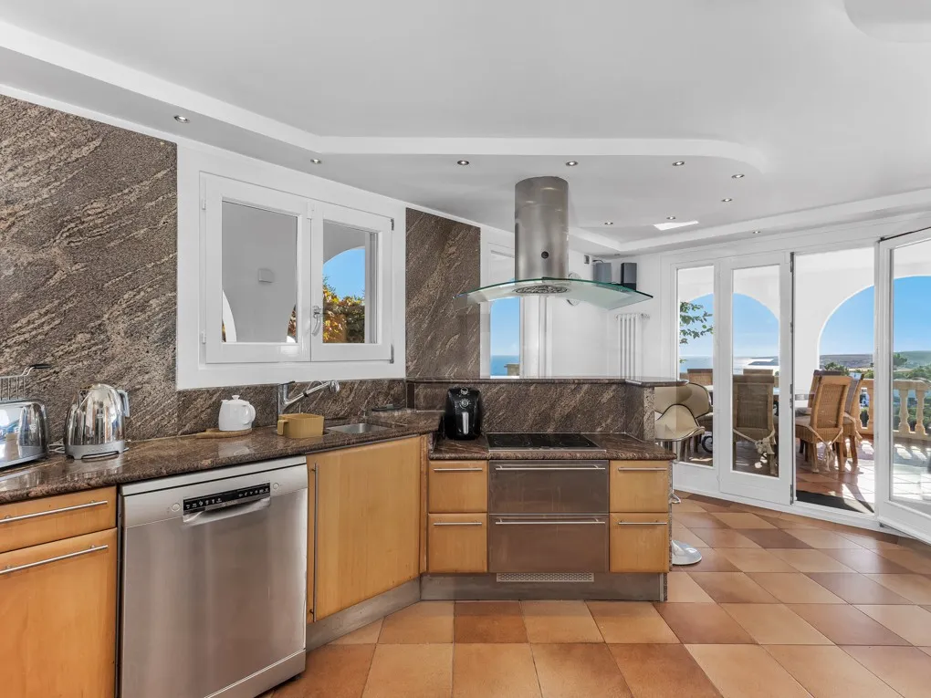 Przestronna willa z pięknym widokiem na morze-5