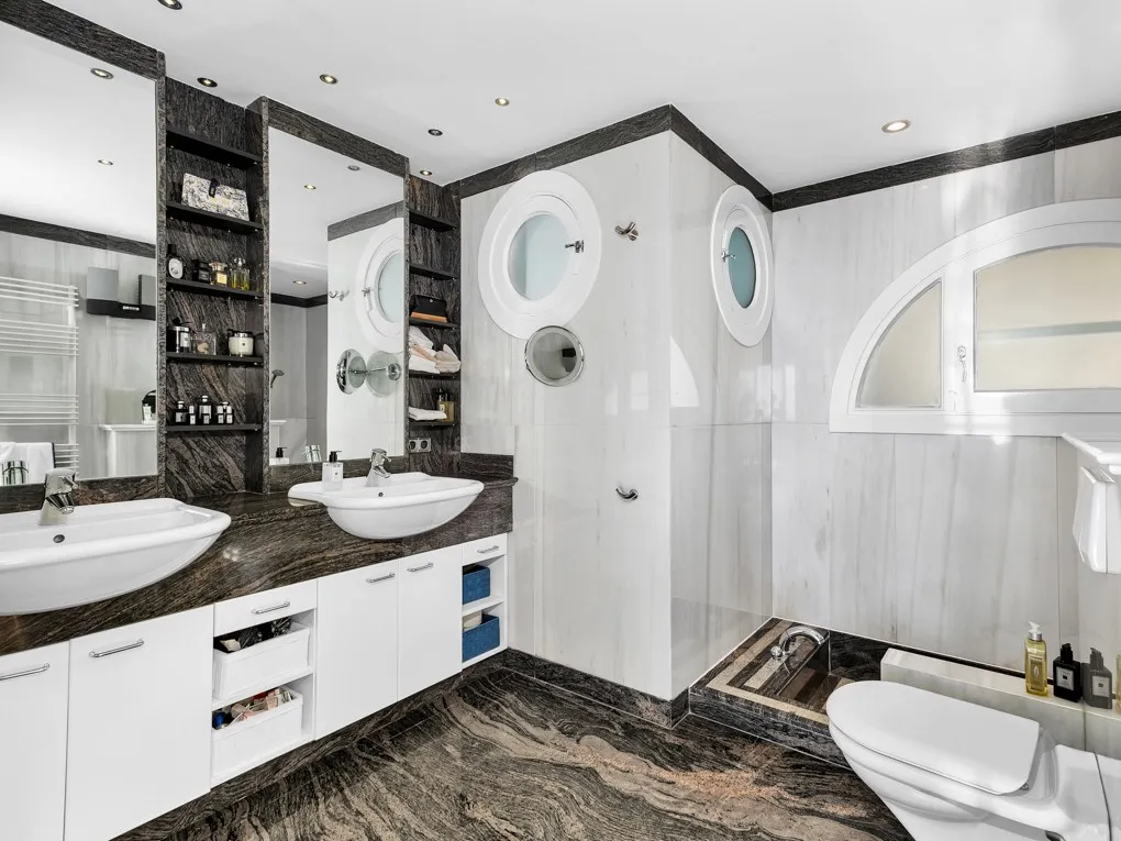 Przestronna willa z pięknym widokiem na morze-11