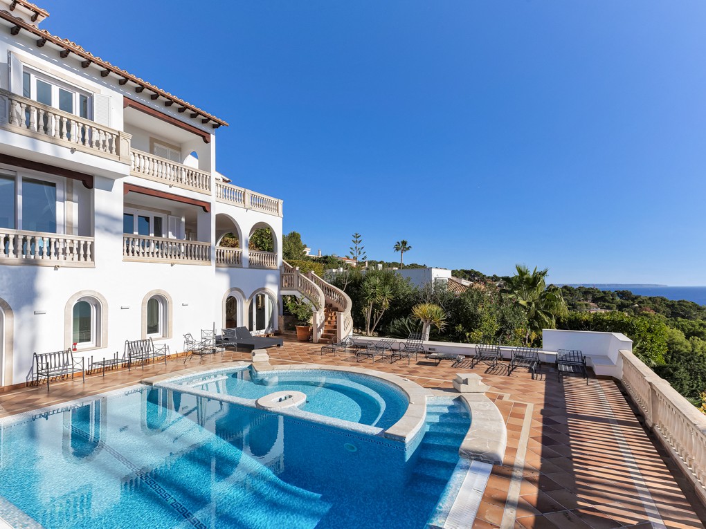 Villa spaziosa con splendida vista sul mare