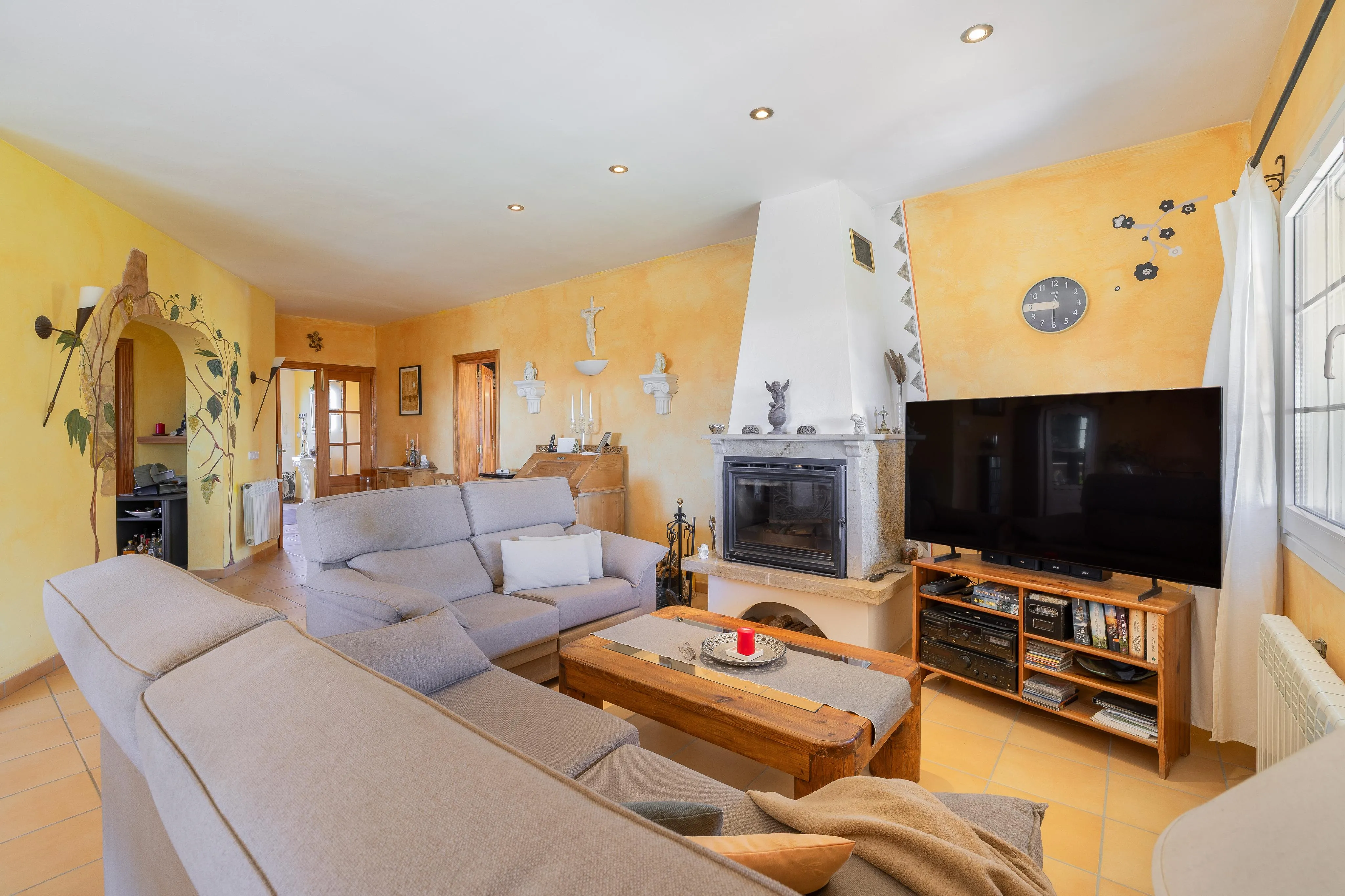 Finca mediterránea con vistas panorámicas y piscina en Llucmajor-9