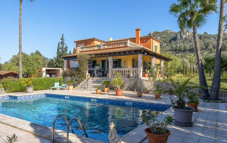 Finca mediterránea con vistas panorámicas y piscina en Llucmajor