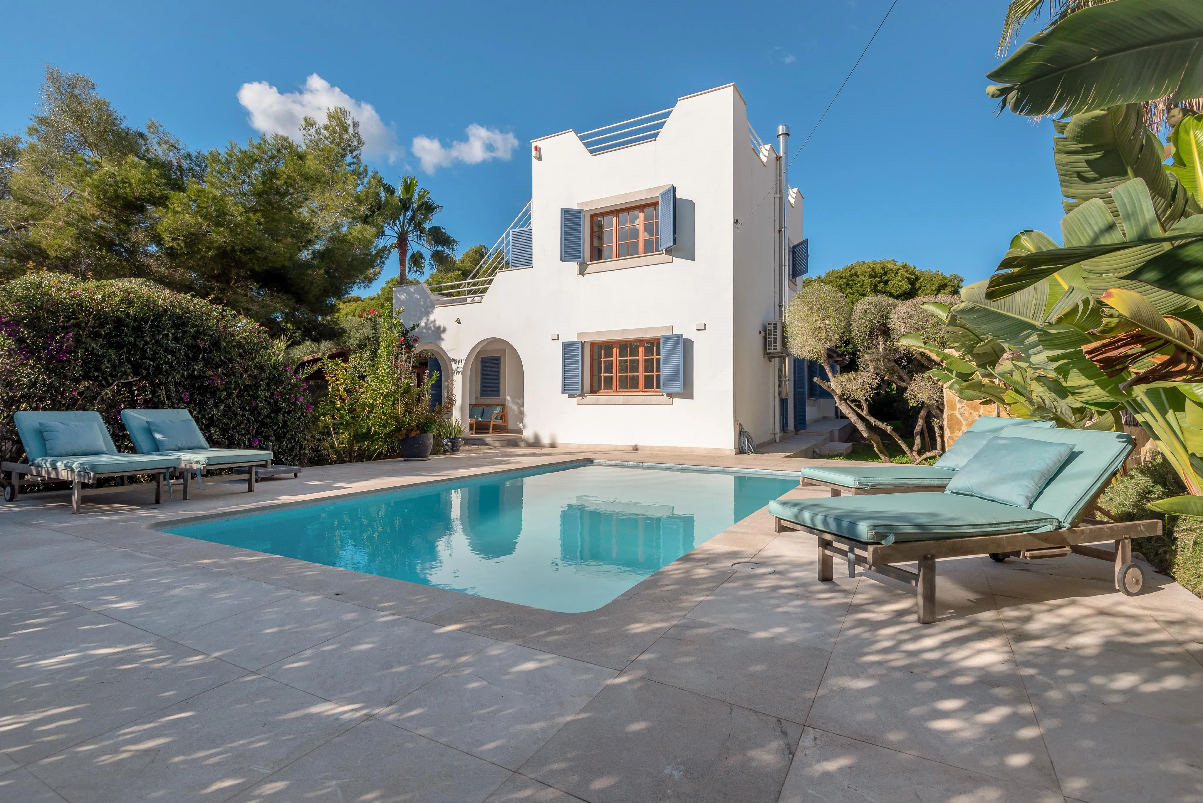 Medelhavscharm med avskildhet och havsutsikt-1