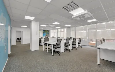 Uffici in un edificio moderno e iconico della zona industriale