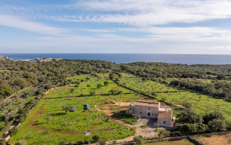Stylowa finca w idyllicznej lokalizacji z przestronnym ogrodem i widokiem na morze