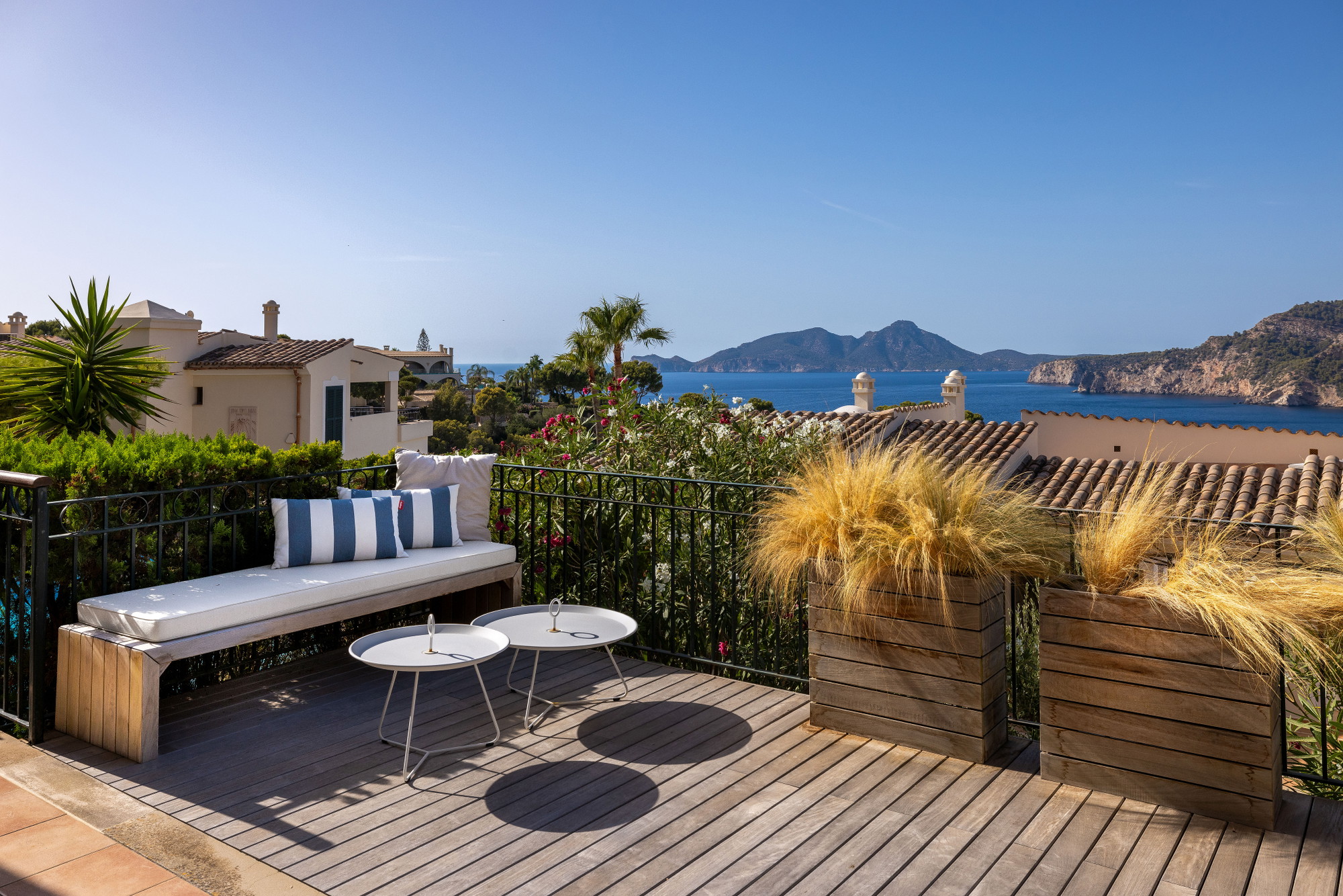 Renovated apartment with sea and harbour views in La Mola
