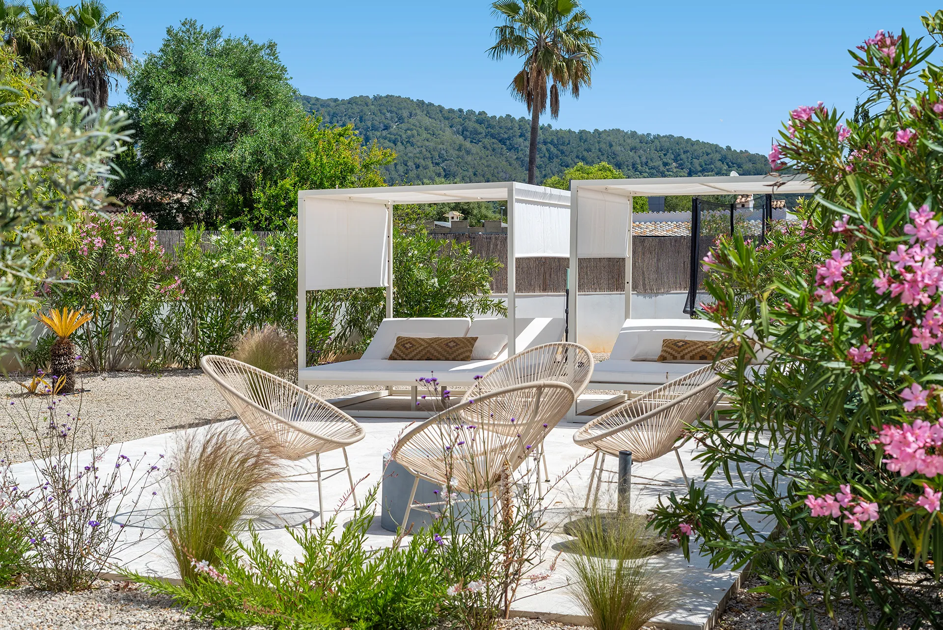 Preciosa villa familiar con piscina y licencia de alquiler vacacional en Crestatx-2