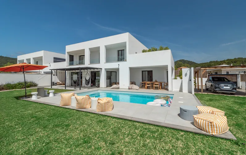 Preciosa villa familiar con piscina y licencia de alquiler vacacional en Crestatx