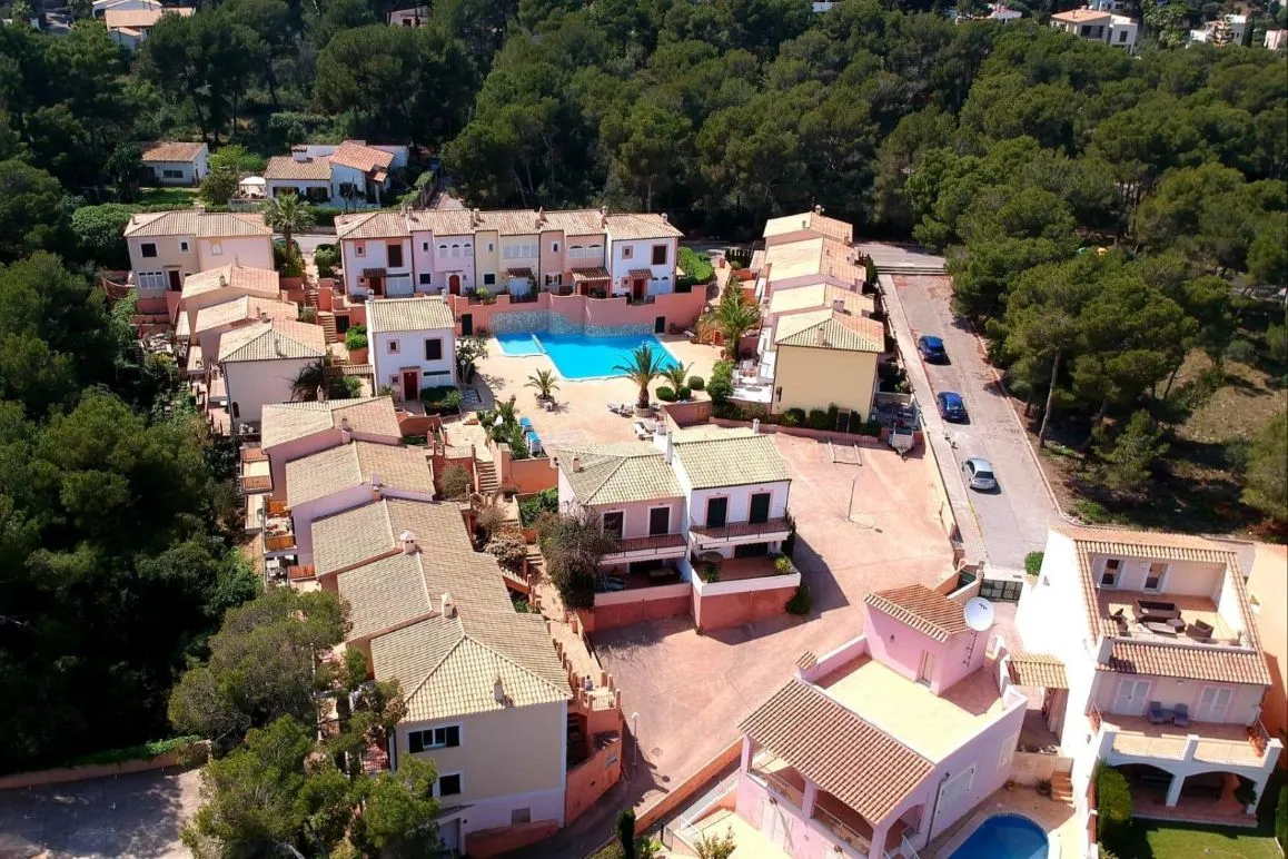 Totalrenoveret rækkehus i velholdt kompleks med fælles pool og tæt på havet-3